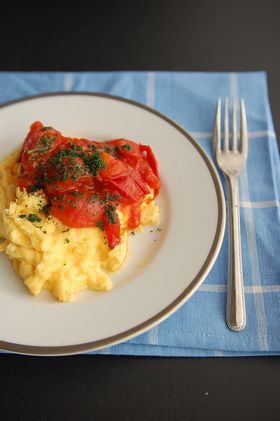 10分でできる「スクランブルエッグのプチトマトソース」～簡単わくわく朝ごはん～