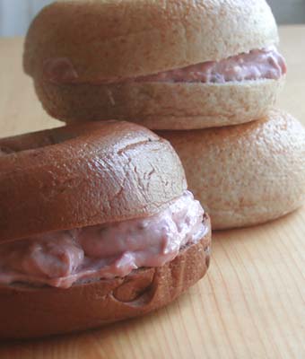 ベーグルやトーストに◎「ミックスベリー クリームチーズ」
