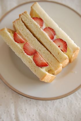 10分でできる「いちごのクリームチーズサンドイッチ」～簡単わくわく朝ごはん～