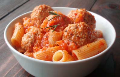 トマトの赤が食欲そそる「ローズマリー・ミートボールのパスタ」