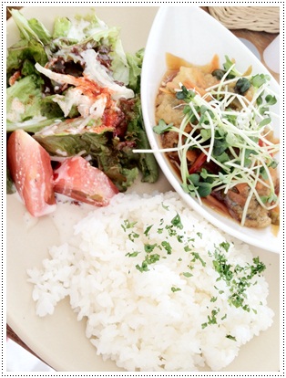 写真(5) ランチは1階のカフェから出前。とても便利で美味しい!