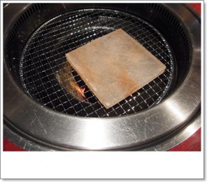 RIMG0027 何だか分かります? ヒマラヤの岩塩。かなり大きい・・・これを焼きます。
