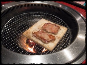 RIMG0035 岩塩で焼くと・・・塩の旨みとお肉の甘みが混ざってとてもマイルド。お肉もとても柔らかい。