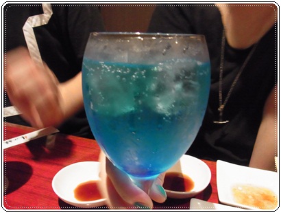 RIMG0041 オリジナルカクテル。スカイブルー、ライチ、炭酸などMIXされてて、さっぱりしてお肉と合う!ここら辺からみんないい気分♪このカクテルの名前、「無限の視野」って名前なんだよ。