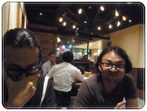RIMG0042 2軒目も飲んだ! 今日のメンバー、左はデザイン会社の社長ひー君、右はカメラマンのちくりん。