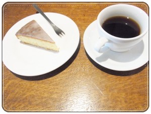 RIMG0950 こちらは先週お伺いしたヒグッチーニさんのお宅で食べた手作りレモンケーキ。美味しい!そしてヒグッチーニさんのナイスセンスなキッチンにうっとり。