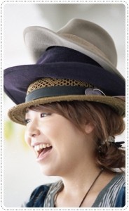 img018 ヘア&メイクのMIKAちゃん。帽子を重ね被り!ナイス!