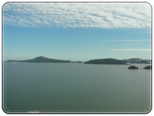 RIMG0126 島の景色を満喫! 遠くにも、小さい島が連なっていて、いつもすんでいるところとはまた違う日本の風景。