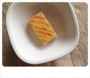 写真 朝もそれ繋がりで母の実家、角館のお菓子やさんのクッキー。中はほろほろ、胡桃が詰まってコーヒーに合いました。やっぱり冬は温かい飲み物と甘いものがいい。冬眠気分。甘いものは1年中ですけれど・・・!