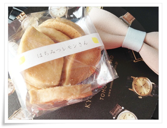 写真(1) 旅のおともは、「はちみつレモンクッキー」。熊本のカフェからはるばる東京で売られていたクッキーをGet。地方のかわいらしいとか、小気味いい感じの食べモノに弱い。