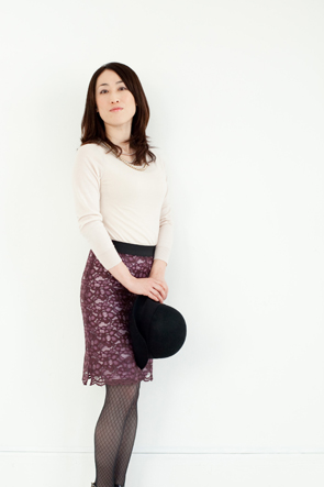 IMG_1451 今回は加代子ちゃんのソフトで女性らしい品をぐぐっと引き立てるスタイリング。今年トレンドの総レースのスカートが主役です。ボトムが柄モノの場合は、トップスはあえてシンプルに。首元にパールをあしらって華やかさをプラス。デートや食事会、これからの年末ドレスアップするシーンに。