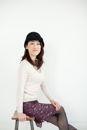 IMG_1600 帽子は秋に女子5人で行ったFashion nitght outので加代子ちゃんがCA4LAで購入したもの。クラシカルなデザインだから、レーススカートとも相性が良いです。クラシカルな雰囲気の帽子は、にデニムにも合いますよー。さらっとシンプルなスタイルで帽子を主役に持ってくるパターンですねー。