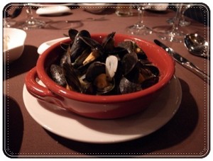 R0010952 お店自慢のムール貝の白ワイン蒸し。スープも美味しかったー。
