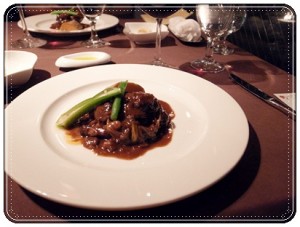 R0010960 とろりと煮込まれたやわらかい鴨肉。赤ワインに合います。