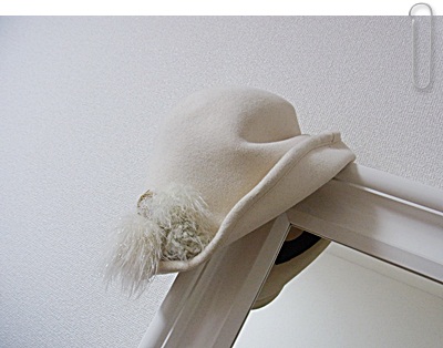 RIMG0137 部屋に飾っているだけでおしゃれ心が高まるお気に入りの白いフエルト帽。これを出すたびに冬になったんだなあ・・・と感じます。