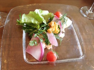 写真(14) 野菜たっぷりのヘルシーなサラダ。