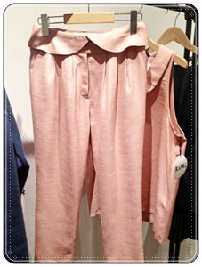 ピンクのパンツは白いシャツやTシャツに合わせて履きたい！足元でもまた色々遊べそう。