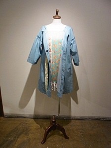 RIMG0131 柄ワンピって1枚で着るとどうしても、決めたい時のイッチョウラ感が出てしまうけれど、軽い素材のアウターで色々スタイリングが変わるし楽しめます。デニム地のコートをサラリと羽織ればおしゃれ感度もup!!