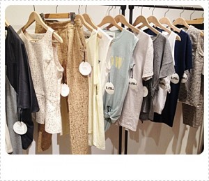 続けてKamiliの展示会へ。洗練された大人な女性に向けたシンプルで、着心地の良いリアルクローズたち。