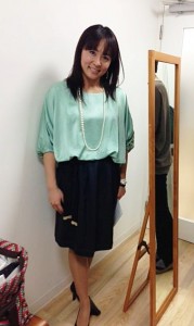 前回のLove for bodyイベントでHELENEのワンピースを着た大西さん。艶やかなサテンのドレスが白い肌に合います。肩が強調されないボートネックにロングパールで縦長のラインをマーク。寒色系の色みが上半身をすっきり見せます。