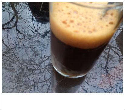 写真(5) 休憩のベトナムコーヒー。暑い国では、甘いコーヒーが美味しい!