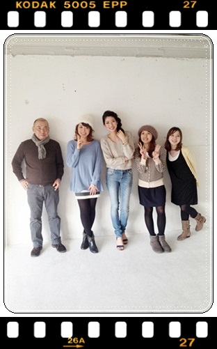 写真(12) TOPKAPI&撮影チーム。途中、ヘア&メイクをお願いしている事務所の社長、nikaちゃんも来たりみんなでおやつを食べたり私はアンティークのラム酒のビンを落としたり・・・!にぎやかな1日でした・・・