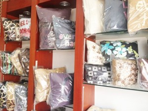 実はとても有名なパリのセレクトでも扱っていたりする店。掘り出しモノを探すのがまた、楽しい！