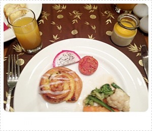 写真(13) ホテルの朝食が毎朝の楽しみでした。いつもパンやフレッシュなフルーツにヨーグルト、温野菜。
