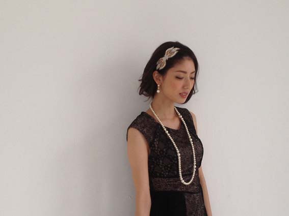 ヘッドアクセ×パールのパーティスタイル！ヘッドアクセひとつで簡単におしゃれに様変わり。レースのトップスは私がディレクションするlaskaのインポート。上品な総レースがエレガントな１枚です。