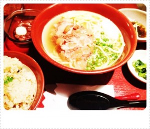 ソーキそば２食目。お店で食べました。太麺でお肉もボリューミィ。