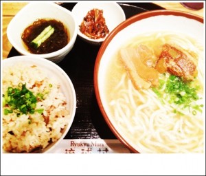 ソーキそば１食目。空港で食べました。色んなサイドメニューが付いて豪華です。