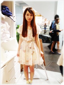 a ショップ店員の徳光さん。キュートなワンピースは女子からも男子からも支持率高いよね。こちら、お店で今、イチオシらしいですよ。