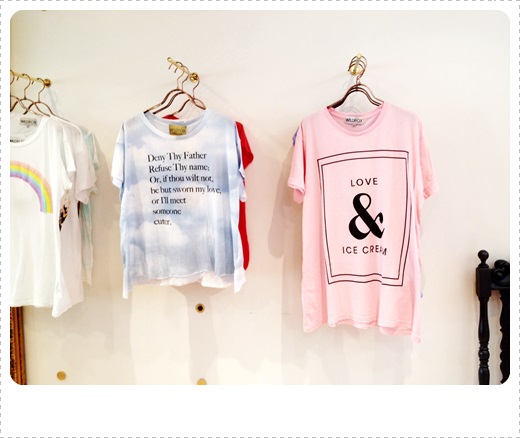うう ピンクとロゴがキャッチーなTシャツ。ボトムはスキニーかレギンスだね。