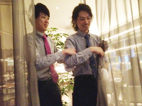 3 お笑いコンビ、「夕暮れ」の加賀谷さん(左側)も不定期で働いています!この夜は、お笑いライブを見てるような感じで接客して頂いてめちゃくちゃ楽しかったー!お店のメンズ、みんな顔も接客もイケメン!