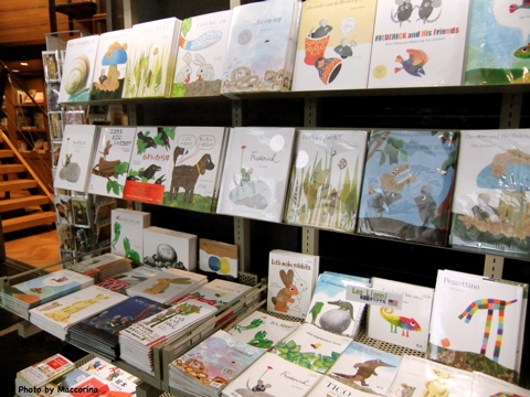 Bunkamura内の書店にもレオ・レオニの本が並んでいます。
