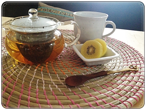 a 数種類の漢方をブレンドしたお茶にフレッシュフルーツ。