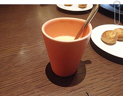 a アミューズのプチパンにスープ。
