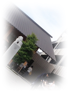 g 神社と隣接されたマンションにカフェが調和してとてもおしゃれな空間でした。
