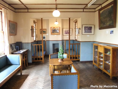BONBON88 明るく居心地のいい居間。奥には“巣のような”小部屋がある。