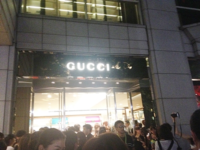 GUCCIの前はすごい人でした。3D安室ちゃんに店内は安室ちゃんホログラム。カラースエードのビットモカシンがCUTEでした♥