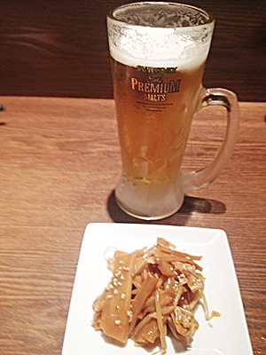 毎年恒例、ビールで乾杯！　久しぶりに女友達とゆっくり話をしました。あー、居心地の良い夜・・・！
