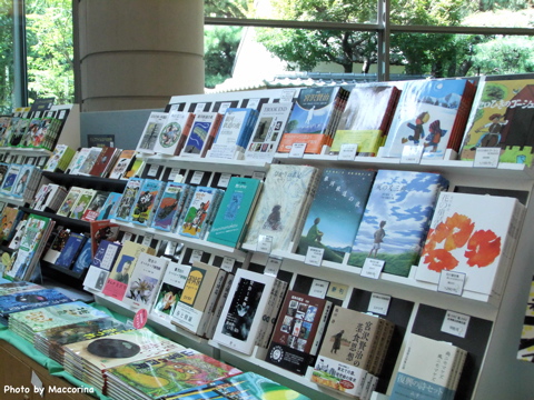 BONBON93 賢治の本がたくさん並ぶ、世田谷文学館のミュージアムショップ。