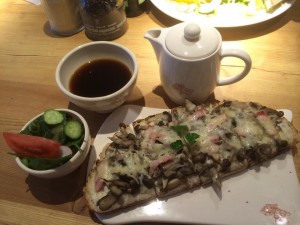 キノコのホットタルティーヌ　ベシャメルソース仕立て