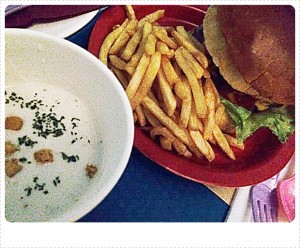 unnamed-57 ウォーホルカフェで。ロゴ入りの大きなチーズバーガーにキャンベルのマッシュルームスープ!