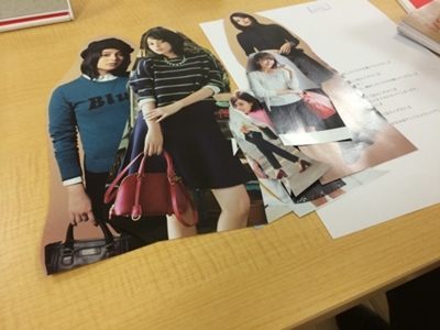 2 雑誌の中で気になるファッションを切ってノートに貼っていきます。