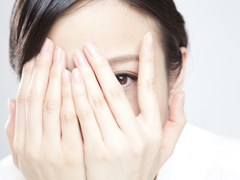 忙しい朝でもOK！メイク前にしたい目の下のクマ解消法
