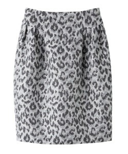 5394236_18_D_500 手持ちの黒カーデにこんなヒョウ柄のスカートを合わせたら女性らしい着こなしで黒が引き立ちます。