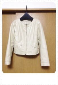 お手持ちの白ジャケットをアウターに持ってきて・・・