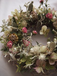 ピンクのバラをポイントに入れても華やか♡お花や葉っぱは、バラ・紫陽花（アナベル）・オレガノケントビューティー・ジェイドパール・アルギロプシス・ギングミの葉っぱ・・・などなど。