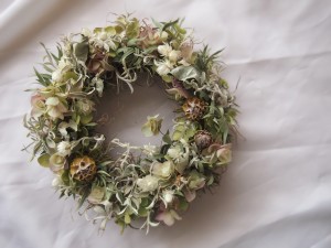 シックでナチュラルな大人女子リース。お好きな草花で自分だけのオリジナルLuckyチャームを作って♡